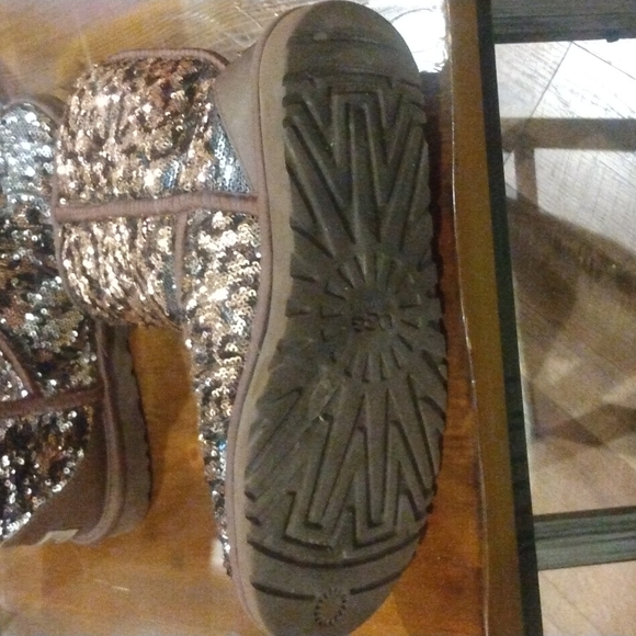 Eva Leopard Leather Uggs - Picture 5 of 8